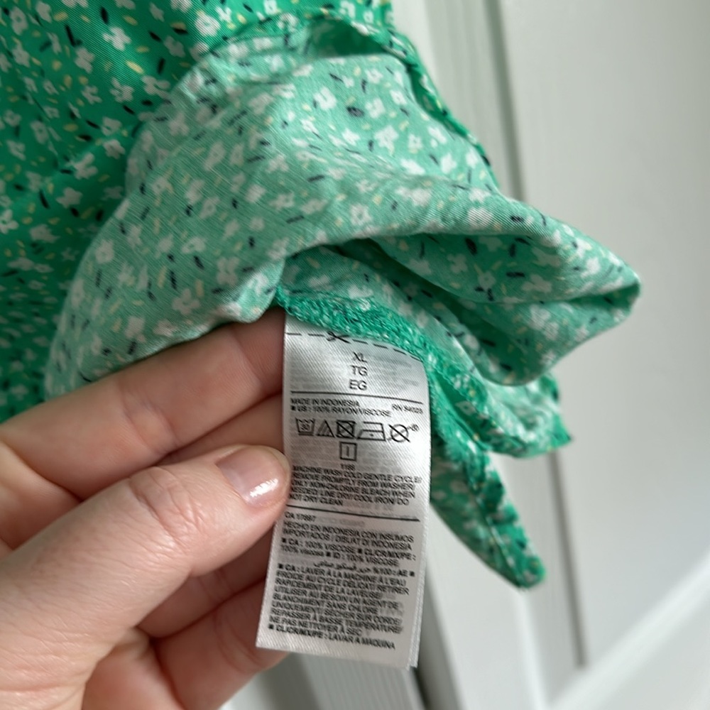 Green floral tank top,adjustable straps, old navy size xl, green black yellow - Picture 4 of 6
